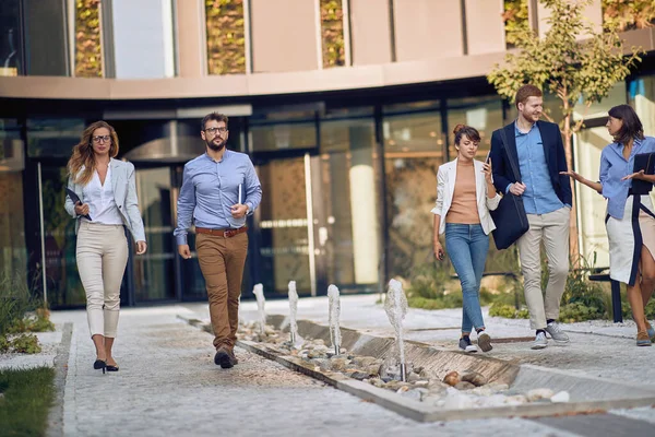 Journée Travail Les Jeunes Gens Affaires Vont Travailler — Photo