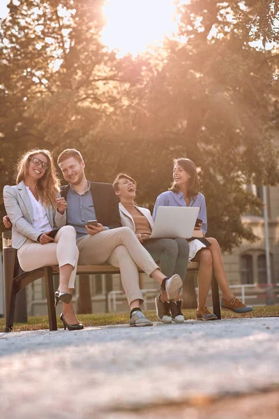 Giovani Affari Sorridenti Panchina Parco Pausa Caffè — Foto Stock