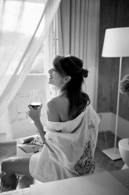 Kafkasyalı güzel bir kadın resim yapmaktan ve kırmızı şarap içmekten zevk alıyor. sanat, neşe, rahatlatıcı zaman kavramı