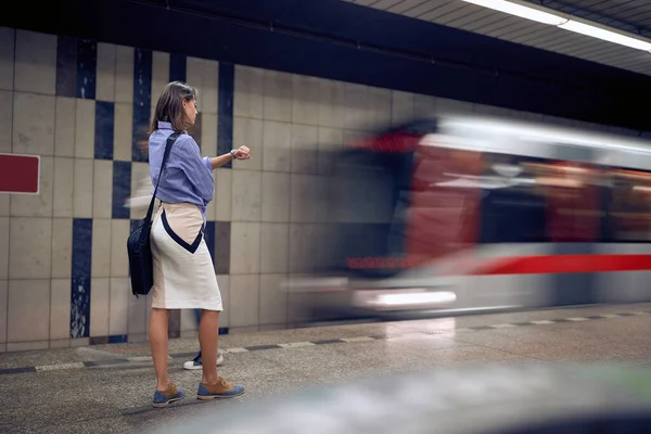 Mulher Negócios Espera Metro Metro Jovem Espera Comboio Metro — Fotografia de Stock