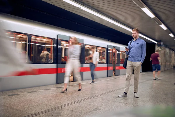 Homem Negócios Esperando Metro Metrô Mensagem Texto — Fotografia de Stock
