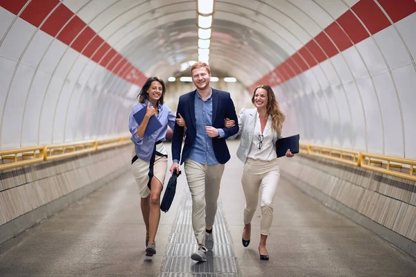 Успешные Бизнесмены Станции Метро Молодые Люди Идущие Платформе Железнодорожной Станции — стоковое фото
