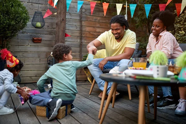 Jong Afrikaans Gezin Verzameld Achtertuin Tijdens Quarantaine — Stockfoto