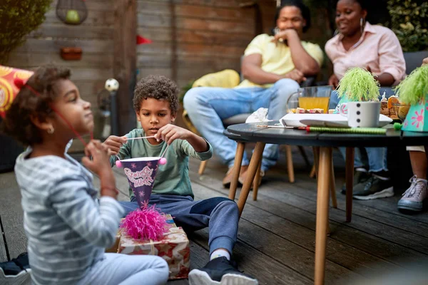 Afrikaans Amerikaanse Kinderen Spelen Een Verjaardagsfeestje Met Hun Ouders Achtergrond — Stockfoto
