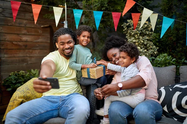 Junge Afrikanische Familie Versammelte Sich Beim Selfie Mit Geburtstagsgeschenk Konzept — Stockfoto