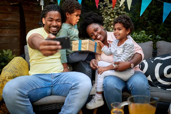 Muda Afrika Keluarga Berkumpul Pesta Ulang Tahun Mengambil Selfie Kebersamaan — Stok Foto