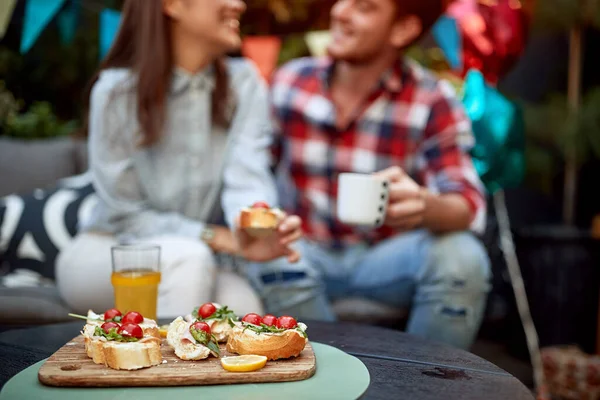 Foco Sanduíches Com Tomate Cereja Suco Laranja Com Casal Fundo — Fotografia de Stock