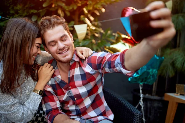 Young Caucasian Couple Taking Selfie Wrong Moment Eyes Closed Birthday — Stock Photo, Image