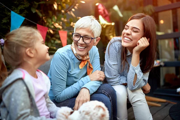 Süßes Kleines Mädchen Mit Ihrer Mutter Und Großmutter Bei Einer — Stockfoto