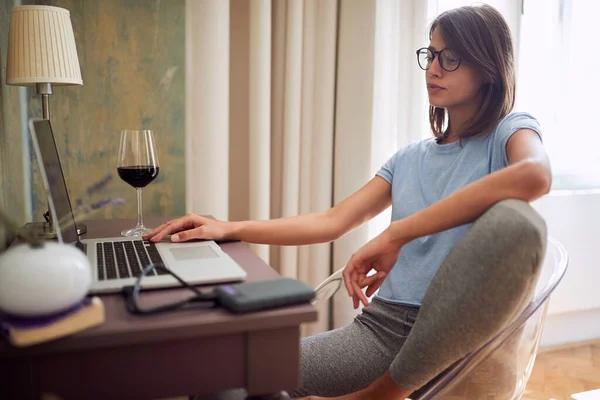 Joven Adulto Caucásico Hembra Sentado Escritorio Delante Computadora Portátil Trabajando —  Fotos de Stock