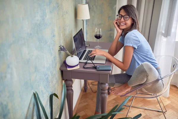 Vacker Vuxen Kvinna Kaukasier Sitter Vid Skrivbordet Framför Laptop Arbetar — Stockfoto