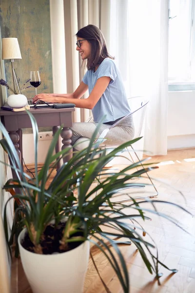 Hermosa Mujer Adulta Caucásica Escribiendo Computadora Portátil Trabajando Desde Casa —  Fotos de Stock