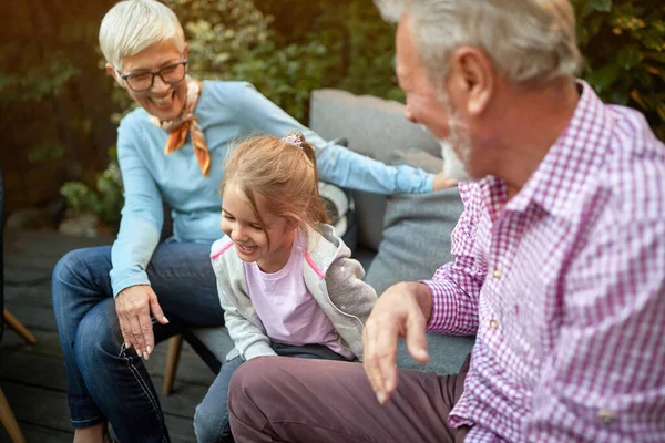 Niña Sentada Entre Sus Abuelos Riendo Amor Concepto Afecto — Foto de Stock