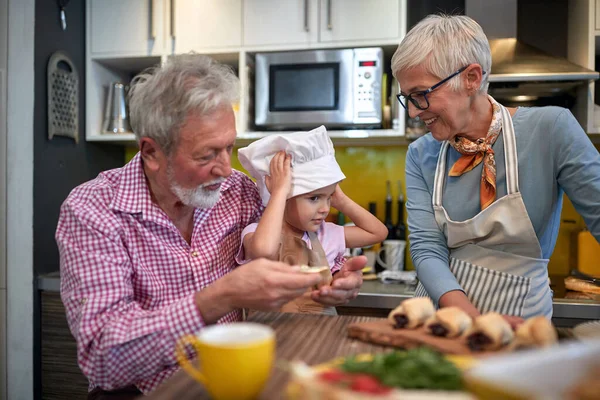 Abuelos Con Nieta Entre Ellos Con Sombrero Cocinero Una Cocina — Foto de Stock