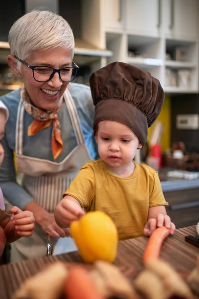 Avó Com Seu Neto Com Chapéu Cozinheiro Engraçado Cozinha Divertindo — Fotografia de Stock