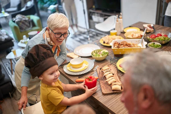 Avô Avó Tendo Grande Momento Com Seu Neto Uma Cozinha — Fotografia de Stock