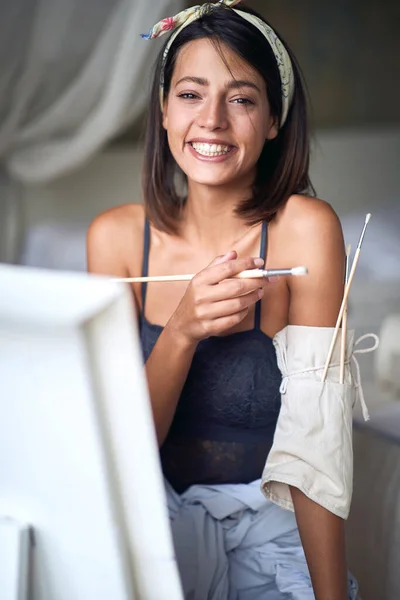 Joven Adulto Hembra Caucásico Pintor Mirando Cámara Sonriendo — Foto de Stock