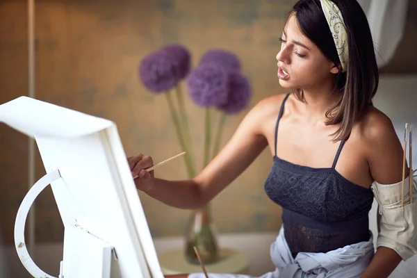 Νεαρή Ενήλικη Γυναίκα Καυκάσιος Ζωγραφίζει Παθιασμένα Τέχνη Πάθος — Φωτογραφία Αρχείου