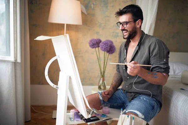 Joven Artista Masculino Mirando Obra Sonriente Satisfecho —  Fotos de Stock