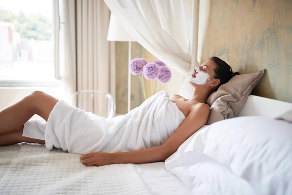 Bela Jovem Mulher Relaxante Casa Com Máscara Beleza Seu Rosto — Fotografia de Stock