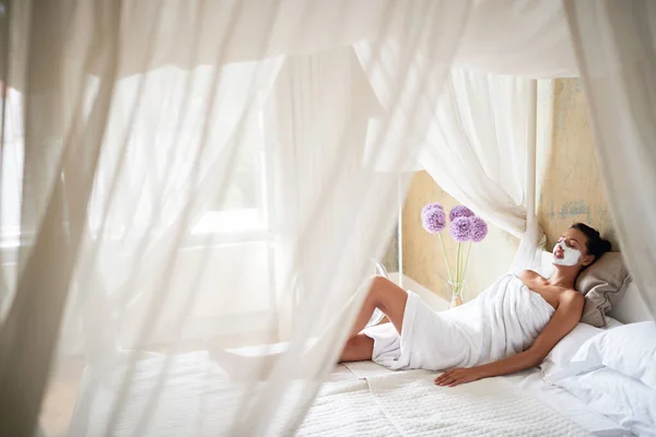 Jonge Vrouw Ontspannen Liggend Bed Met Luifel Schoonheid Masker Haar — Stockfoto