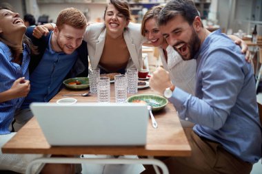 Bir grup Kafkasyalı genç, lokantada yemek yerken görüntülü görüşme yaptılar, sarıldılar. eğlence, teknoloji, online, internet, arkadaşlar, iş arkadaşları, iş arkadaşları