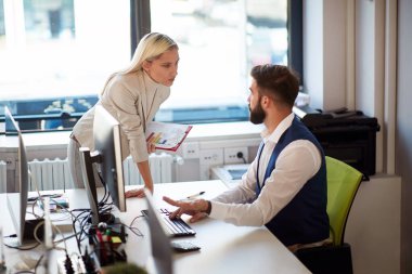 İş kadını bir iş arkadaşıyla yüzleşiyor. İşadamı bilgisayardaki hataları açıklıyor. İş arkadaşları ciddi bir konuşma yapıyor..