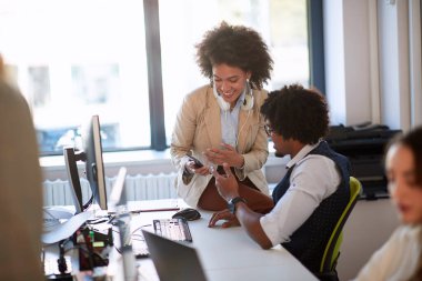 Ofisteki meslektaşım mesai saatlerinde keyifli bir konuşma yapıyor.