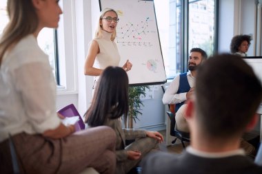 Sarışın takım lideri personeline iş durumunu tanıtıyor, iş kavramı.