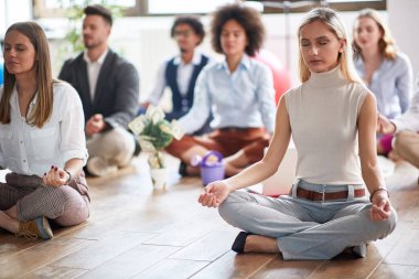 Ofis parası eğlencesi meditasyon, meditasyon ve iş, ofiste meditasyon yapan gençler.