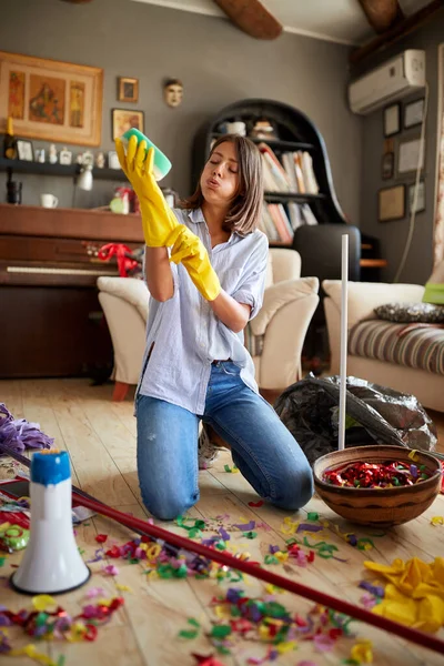 Stanca Giovane Donna Che Pulisce Casa Dopo Una Festa Compleanno — Foto Stock