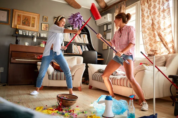 Meninas Felizes Divertindo Lutar Com Vassouras Cruz — Fotografia de Stock