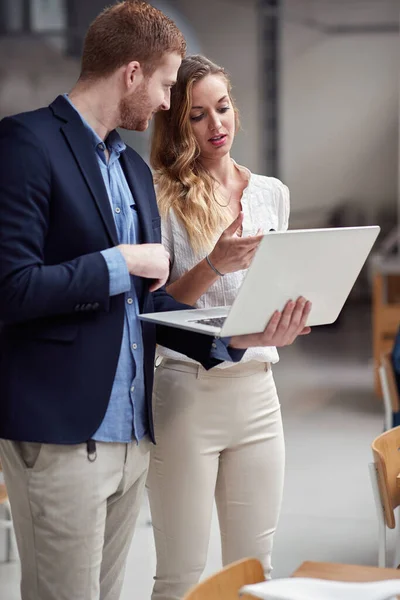 Jong Kaukasisch Paar Bespreken Inhoud Laptop Die Kijken Casual Business — Stockfoto