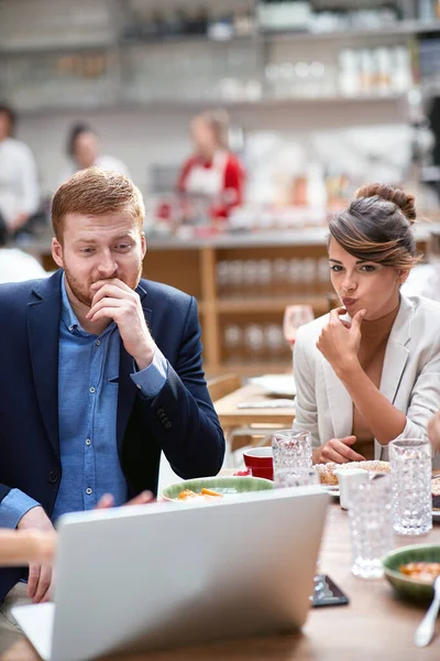 Jong Volwassen Kaukasische Man Vrouw Kijken Naar Inhoud Laptop Denken — Stockfoto