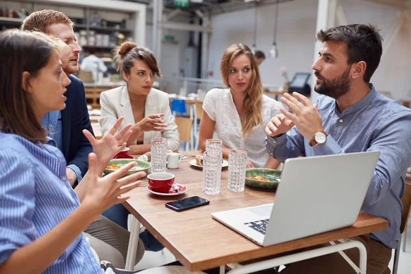 Grupo Pessoas Discutindo Sobre Conteúdo Laptop Almoço Restaurante Reunião Negócios — Fotografia de Stock