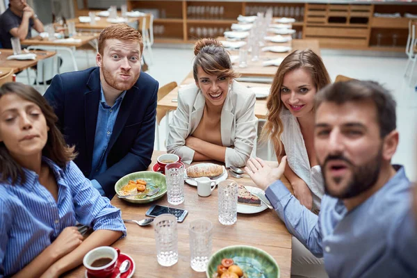 Gruppo Giovani Caucasici Che Fanno Selfie Pranzo Ristorante Facendo Facce — Foto Stock