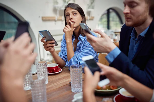 若い白人女性は レストランでの非社交的なランチについての考えに欠けています 携帯電話を使用して お互いと話をしていない人 現代のテクノロジーの犠牲者社会問題 — ストック写真