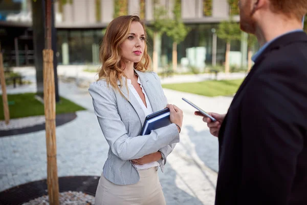 Jeune Femme Affaires Caucasienne Regardant Intéressé Son Interlocuteur Plein Air — Photo