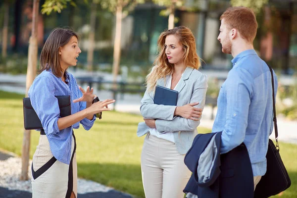 Grupo Empresários Duas Mulheres Homem Conversando Livre Uma Mulher Explicando — Fotografia de Stock