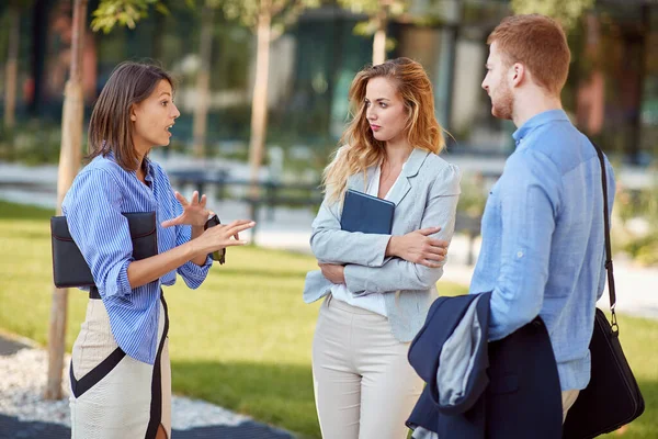 Grupo Empresarios Dos Mujeres Hombre Hablando Aire Libre Una Mujer — Foto de Stock