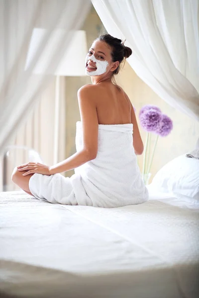 Femelle Avec Masque Beauté Sur Son Visage Regardant Caméra Par — Photo