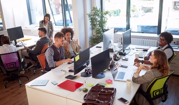 Junge Geschäftsleute Arbeiten Büro Und Genießen Ihre Gemeinsame Zeit — Stockfoto