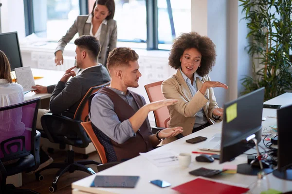 Jóvenes Empresarios Que Comparan Explican — Foto de Stock