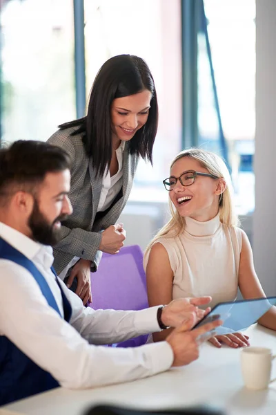 Compañeros Oficina Sonriendo Mientras Discuten Negocios Ambiente Negocios Amigable — Foto de Stock