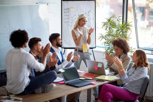 Compañeros Trabajo Aplaudiendo Colega Aplausos Una Reunión Negocios Felicitando Éxito — Foto de Stock