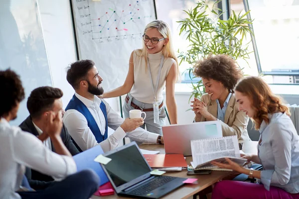 Baas Glimlacht Naar Werknemers Medewerkers Kletsen Kantoor Zakelijke Bijeenkomst Gaat — Stockfoto