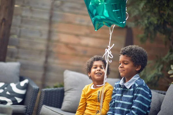 Poco Afro Americano Hermano Hermana Sentado Juntos Aire Libre Jugar —  Fotos de Stock