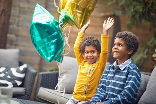 Niños Felices Sentados Juntos Aire Libre Jugando Con Globo —  Fotos de Stock