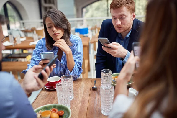 Lidé Obědě Nemluví Mají Plné Ruce Práce Mobilními Telefony Není — Stock fotografie