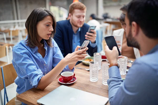 Fiatal Felnőtt Üzletemberek Ebédelnek Egy Étteremben Ellenőrzik Mobiljukat Hogy Van — Stock Fotó